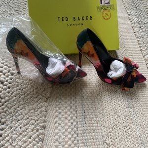 Ted Baker Bow Floral print shoes (Size 38 fits like 37, US 7).